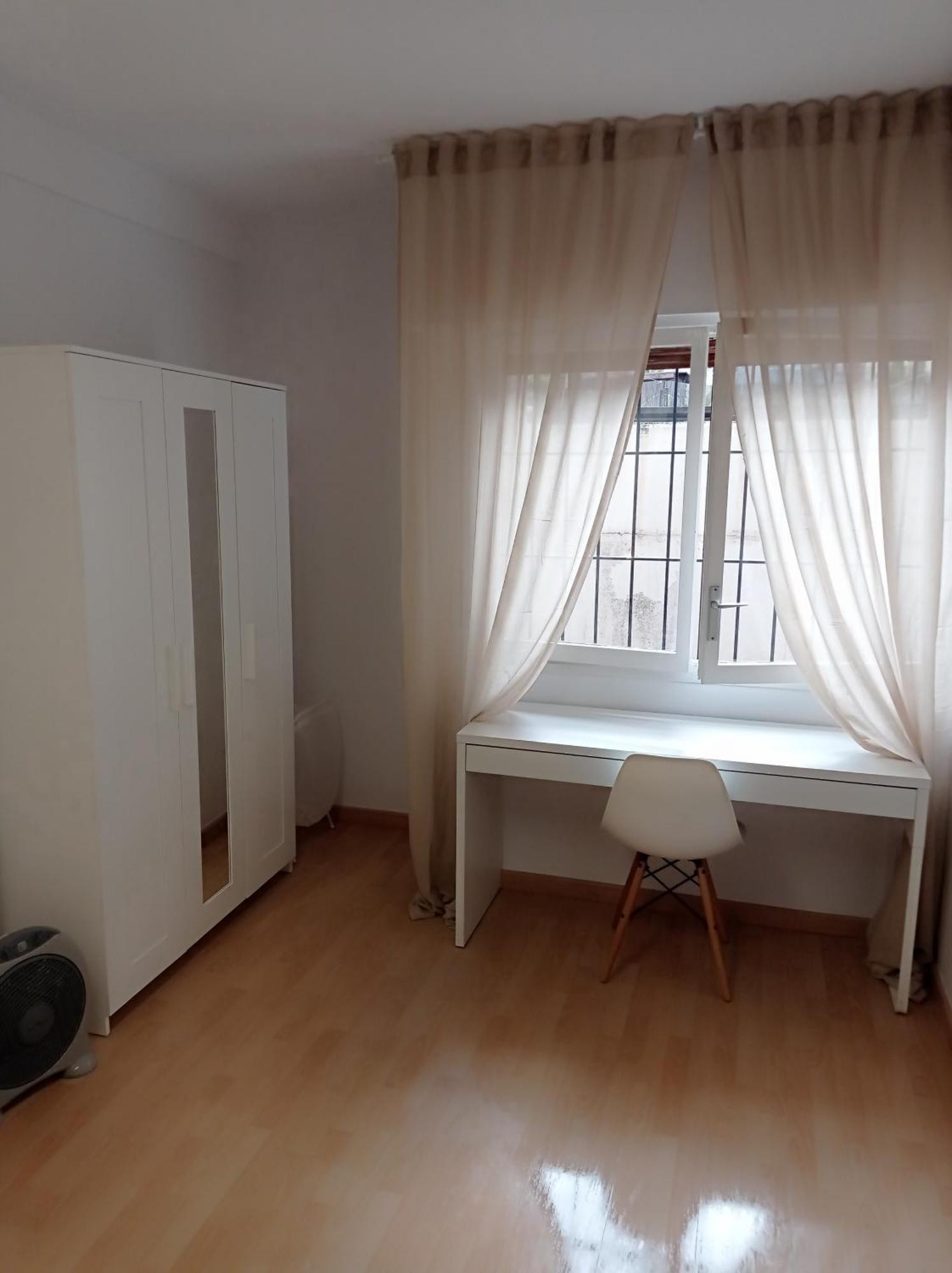Hostel Sunny Central Double Bed Metro L5 - L1